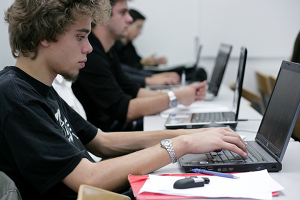Élèves travaillant sur des ordinateurs pendant des travaux pratiques à l'ESIEA